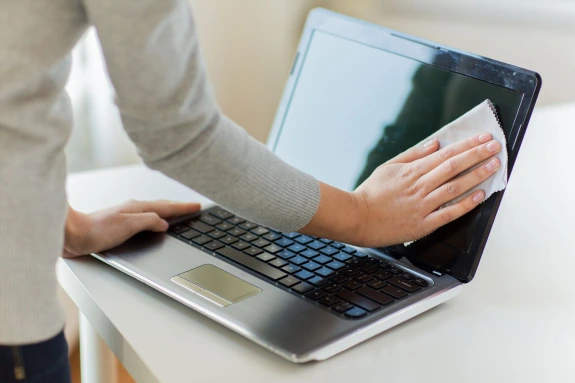 Cleaning laptop screen